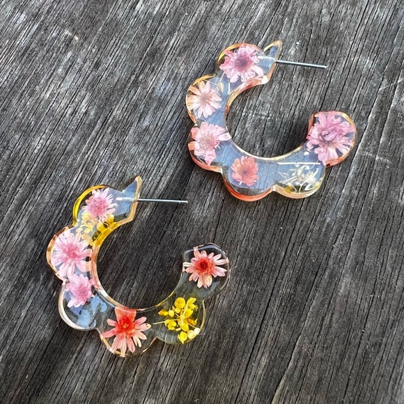 Scalloped Edge Hoop Real Pressed Flower Resin Earrings Pink Yellow - Picture 3 of 9